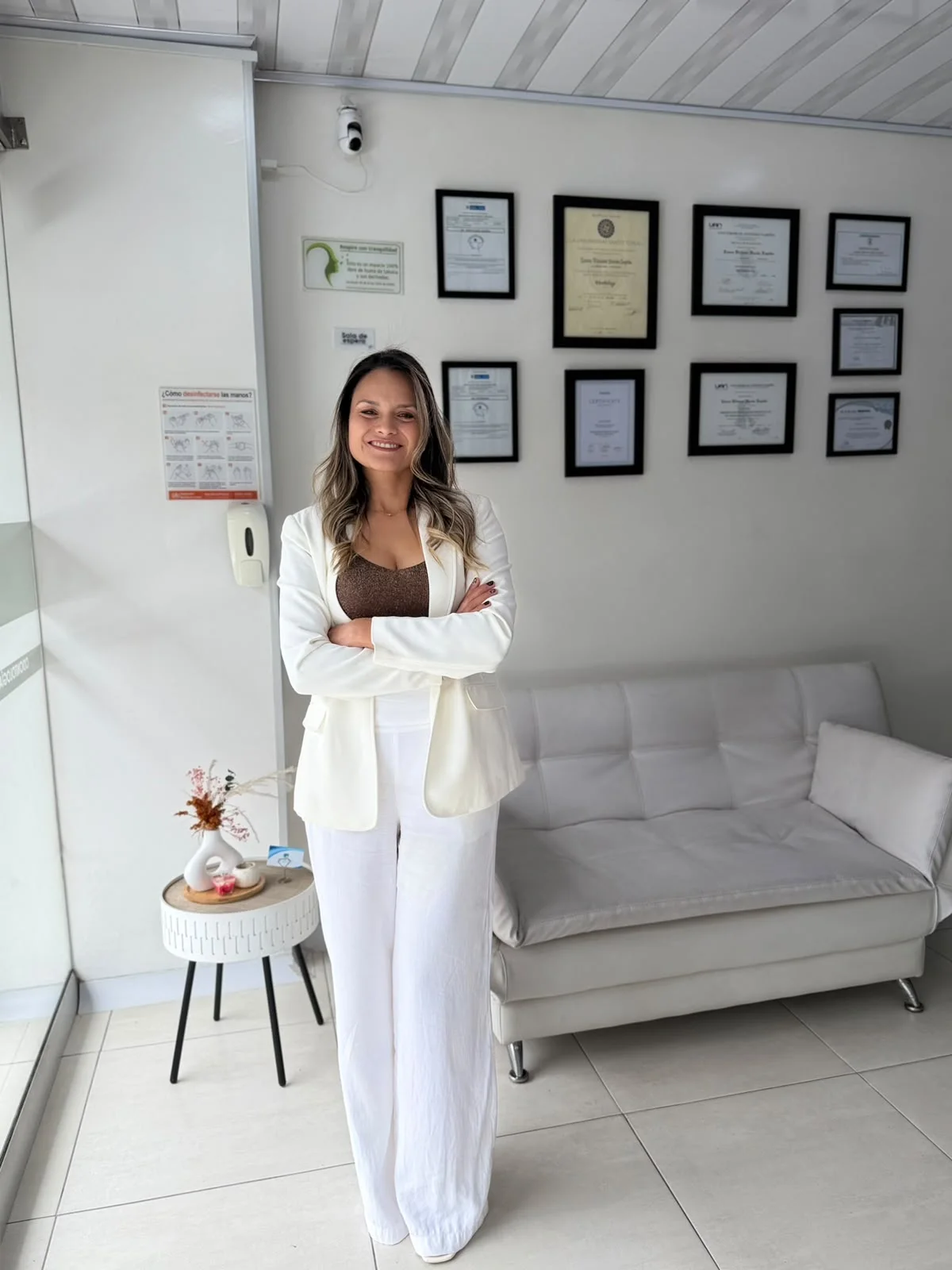 Dra. Laura Durán en el área de recepción del consultorio
